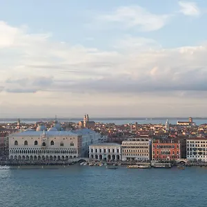 https://savoia-and-jolanda.hotelinveneto.com